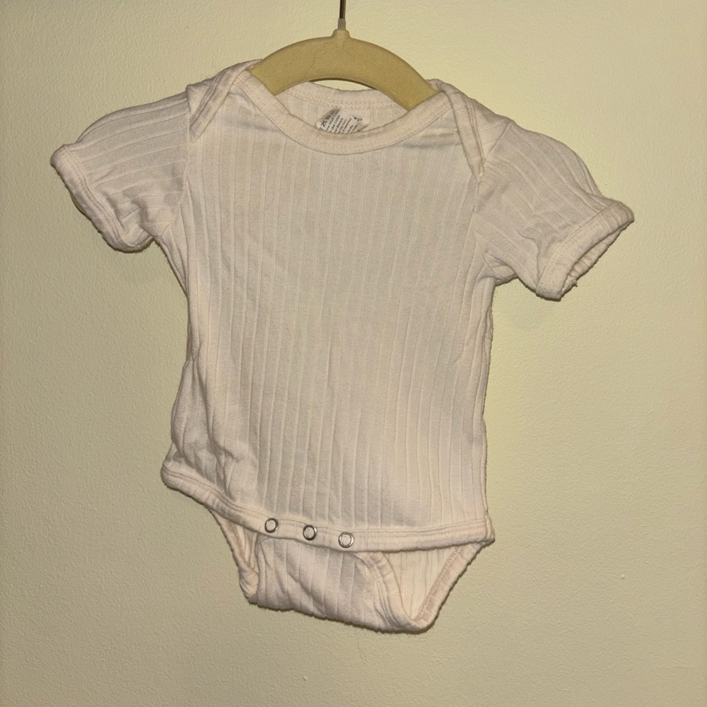 Kate Quinn Baby Ribbed Short Sleeve Bodysuit Onesie, unisex